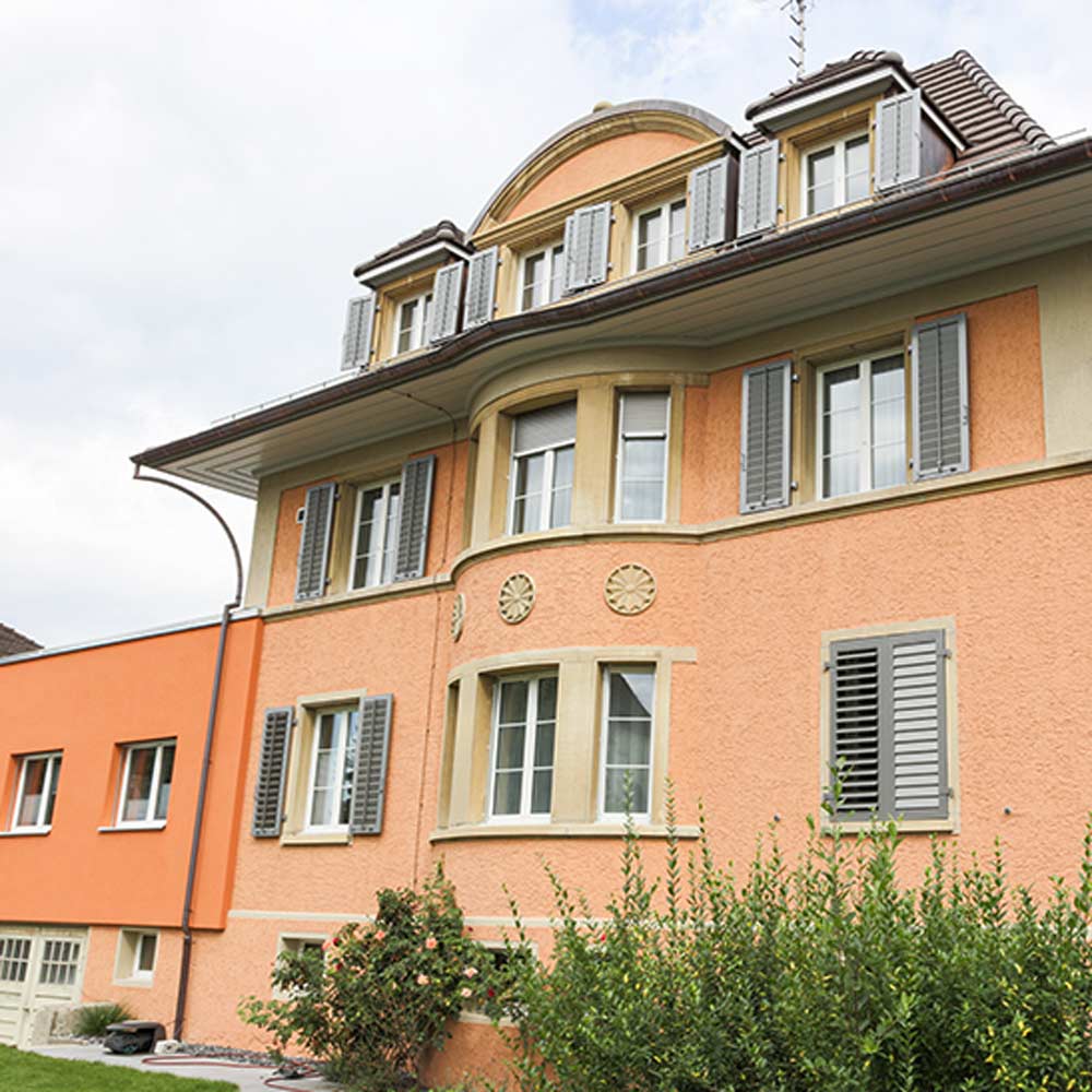 Fassadenrenovation und Risssanierung eines alten Denkmmalschutz Herrenhauses durch Malerei Menz in Solothurn