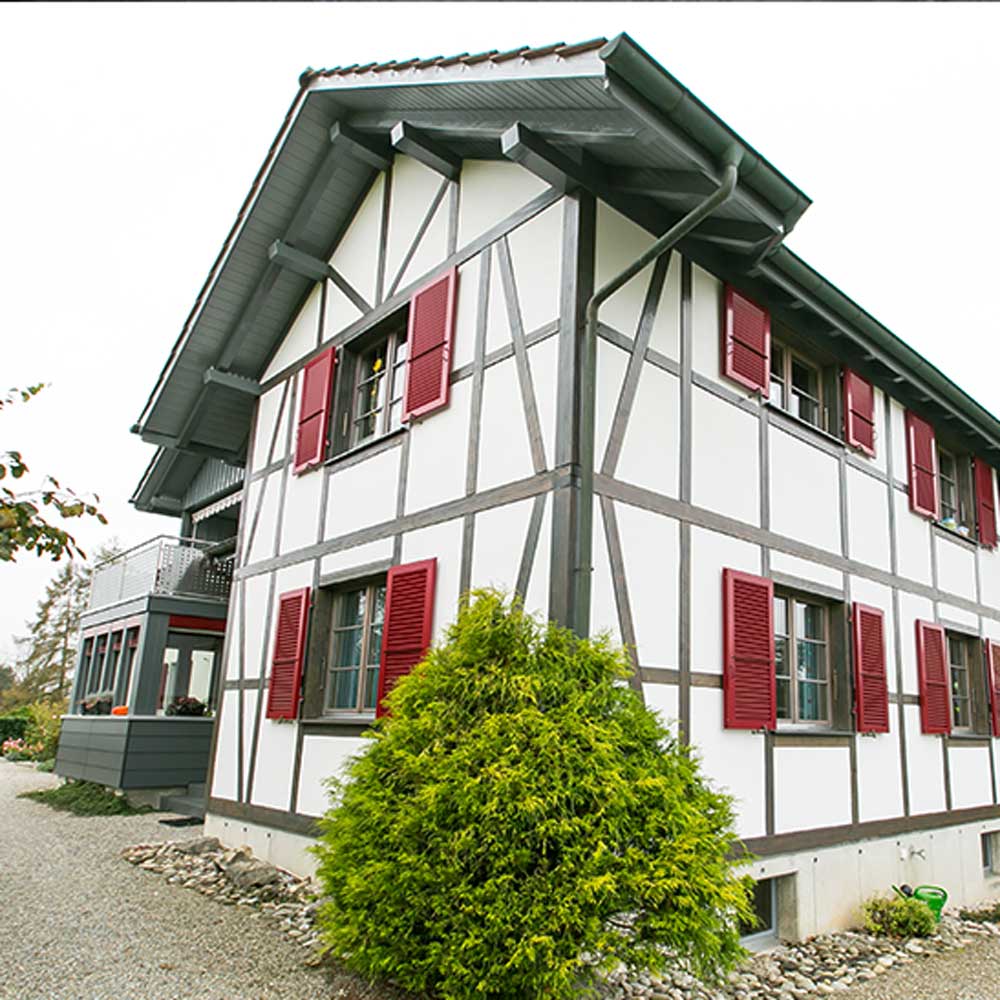 Frisch gestrichenes Fachwerkhaus nach der Fassadenrenovation durch Malerei Menz aus Luterbach in Solothurn