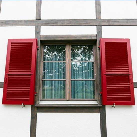 Holzfenster Sanierung Renovation in Derendingen in roter Farbe durch Malermeister Menz