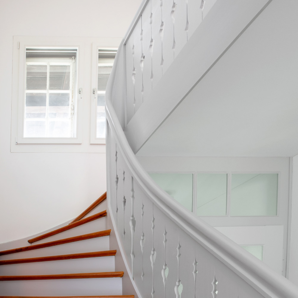 Treppenhaus Sanierung Anstrich durch Malerbetrieb Menz Solothurn