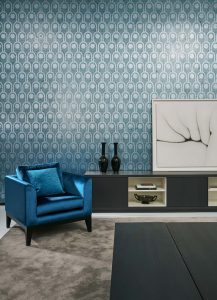 Blaue Retro Tapete im Wohnzimmer vom Tapezierer und Malerprofi Menz aus Solothurn