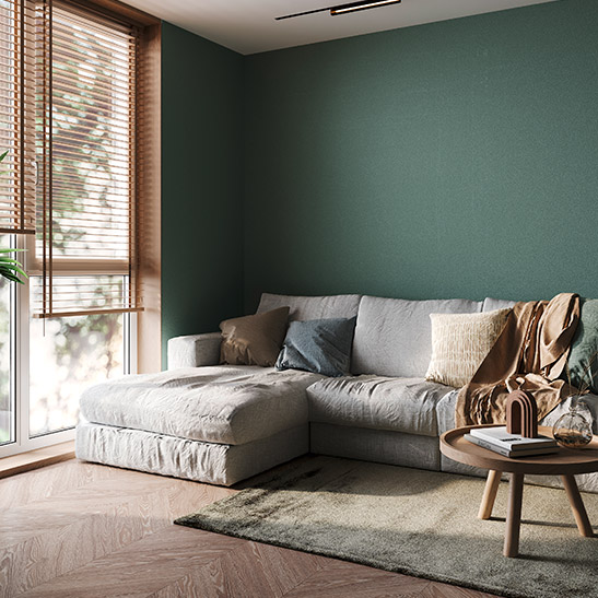 Malerarbeiten im Wohnzimmer mit einer grünen Wand