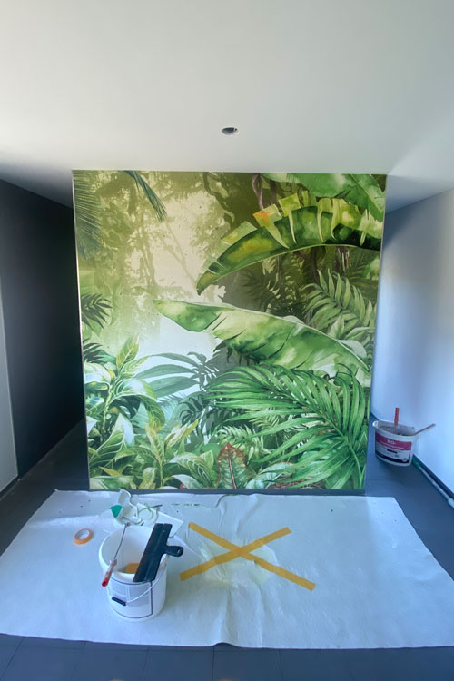 Akzentwand mit Jungle Motiv im Badezimmer Neubau Flumenthal