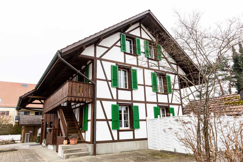 Fassadenrenvation eines Fachwerkhauses unter Denkmalschutz in Recherswil